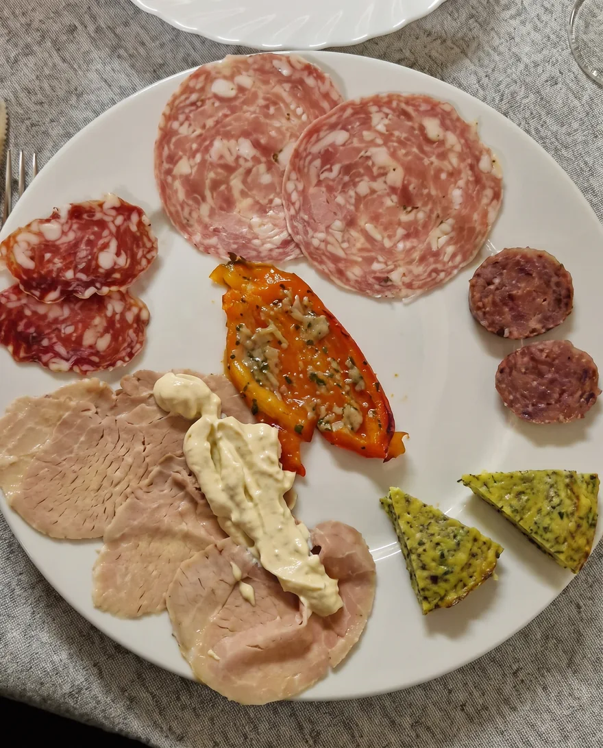 Antipasto misto monferrino visto dall'alto: salumi, vitello tonnato, peperone con bagnetto e frittata alle erbe.
