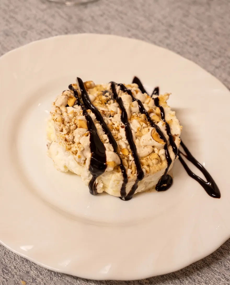 Dolce della casa al cucchiaio con granella e cioccolato.
